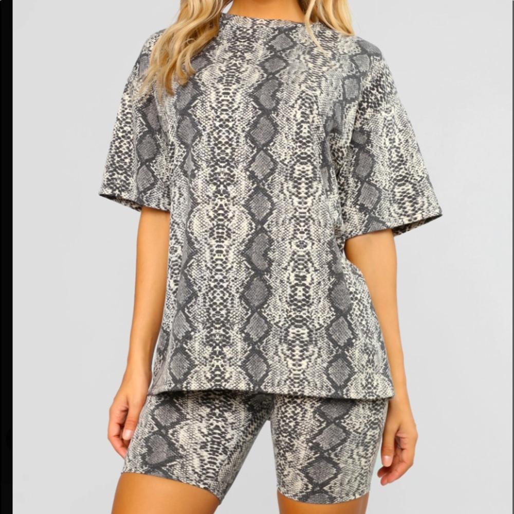 “Slithering To You Set”! Biker shorts & matching shirt BOTH included! Size M